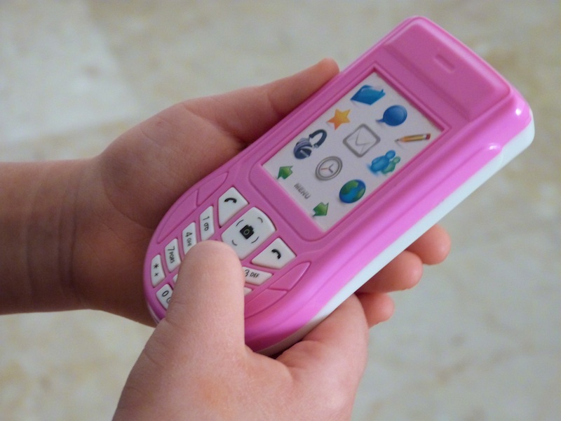 Meno cellulari ai bambini»: il Belgio vieta quelli giocattolo – Ciacci  Magazine