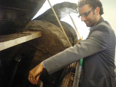 Alessio Ciacci verifica la qualità del compost